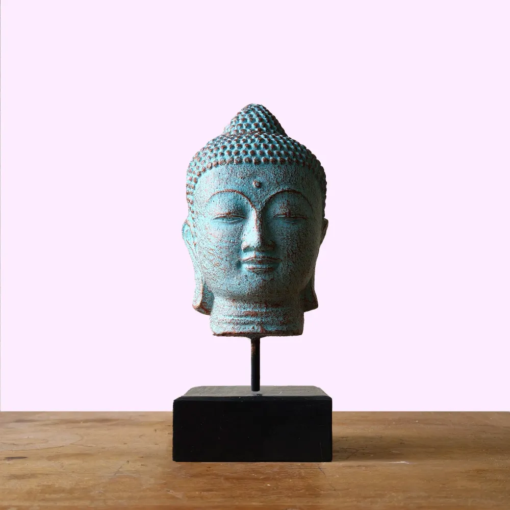 Buddha-hode statue på stativ grønn kobber
