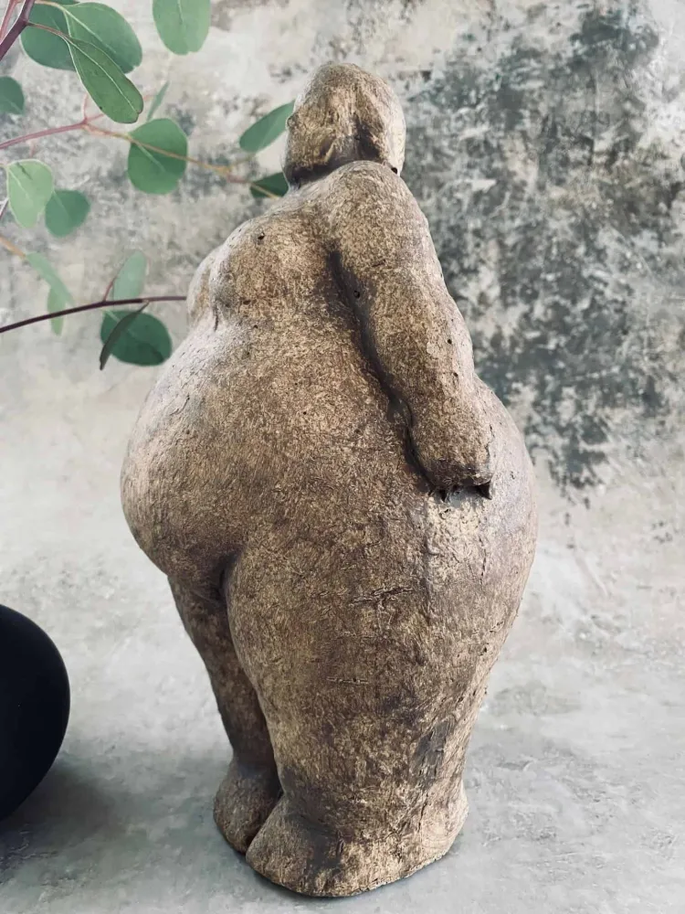 Stående diva i brune nyanser
