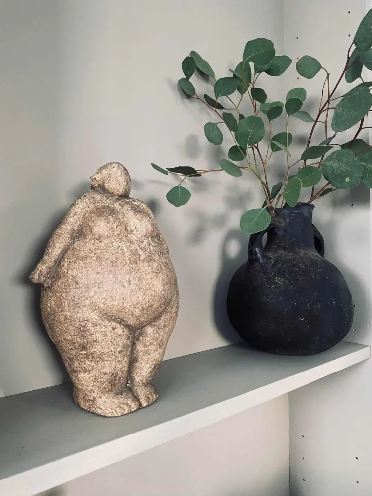 Stående diva i brune nyanser