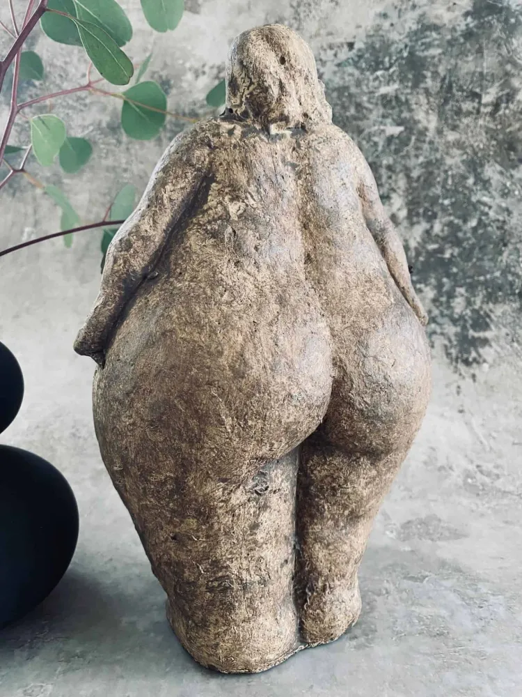 Stående diva i brune nyanser