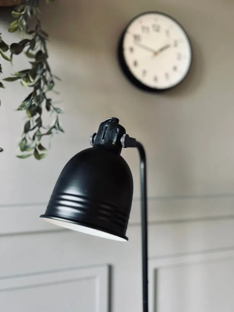 Gulvlampe - Sort metall