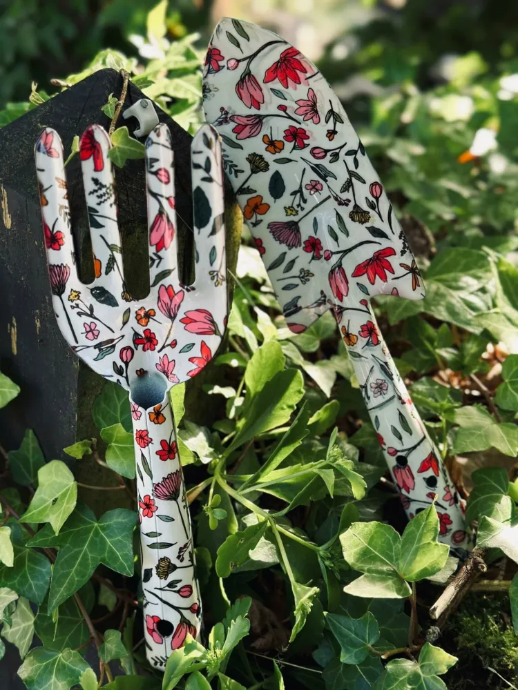 Hageredskaper – Flora white
