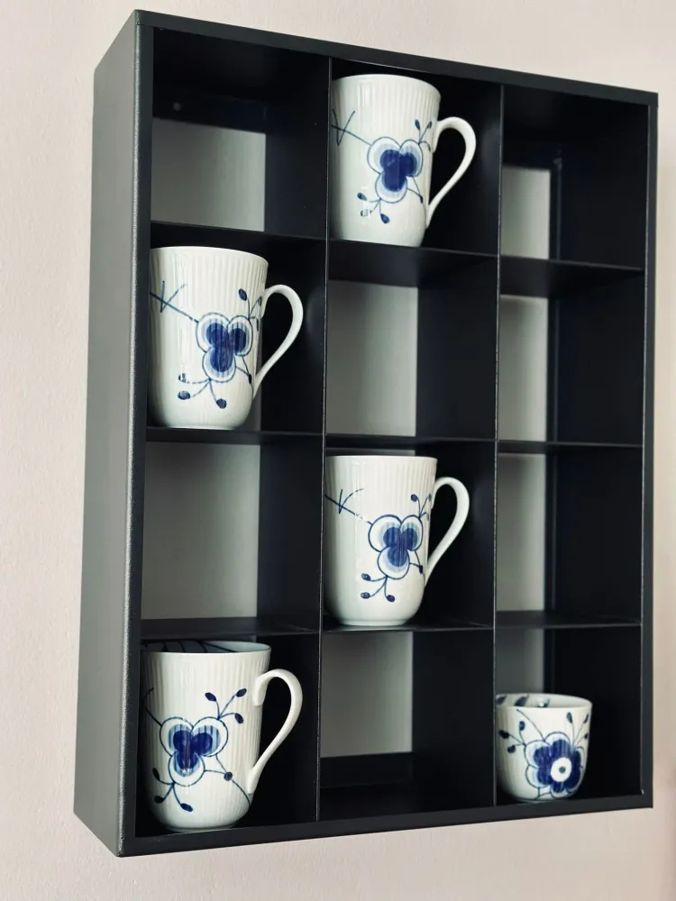 Mugshelf m. 12 rom