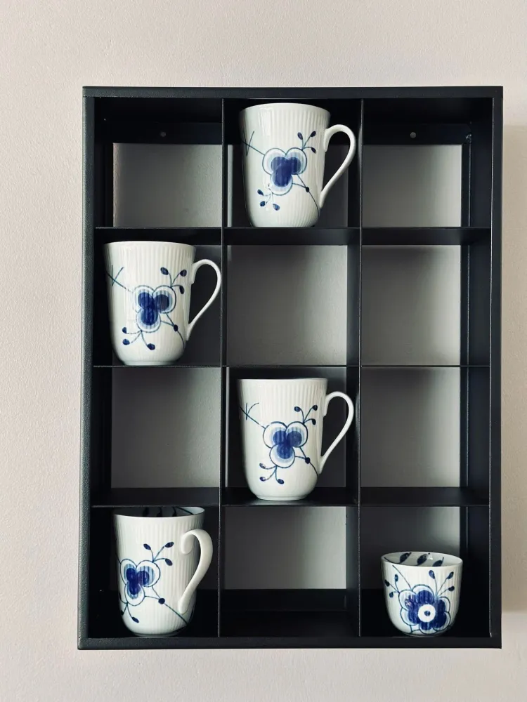 Mugshelf m. 12 rom