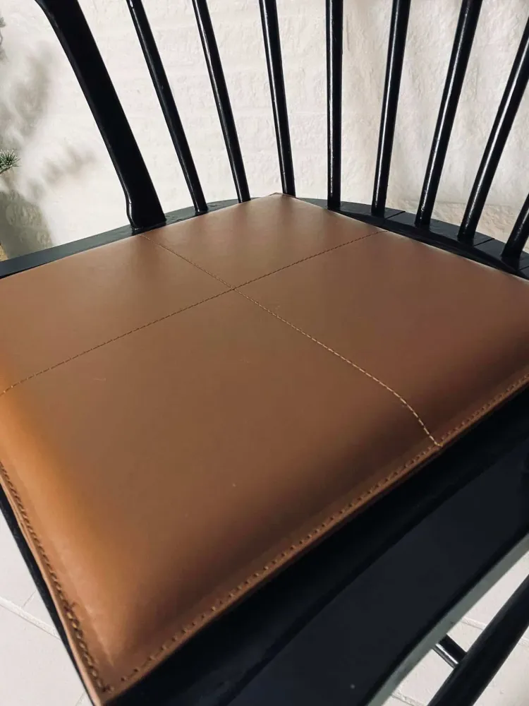 Sittepute i lær – cognac 38x38 cm