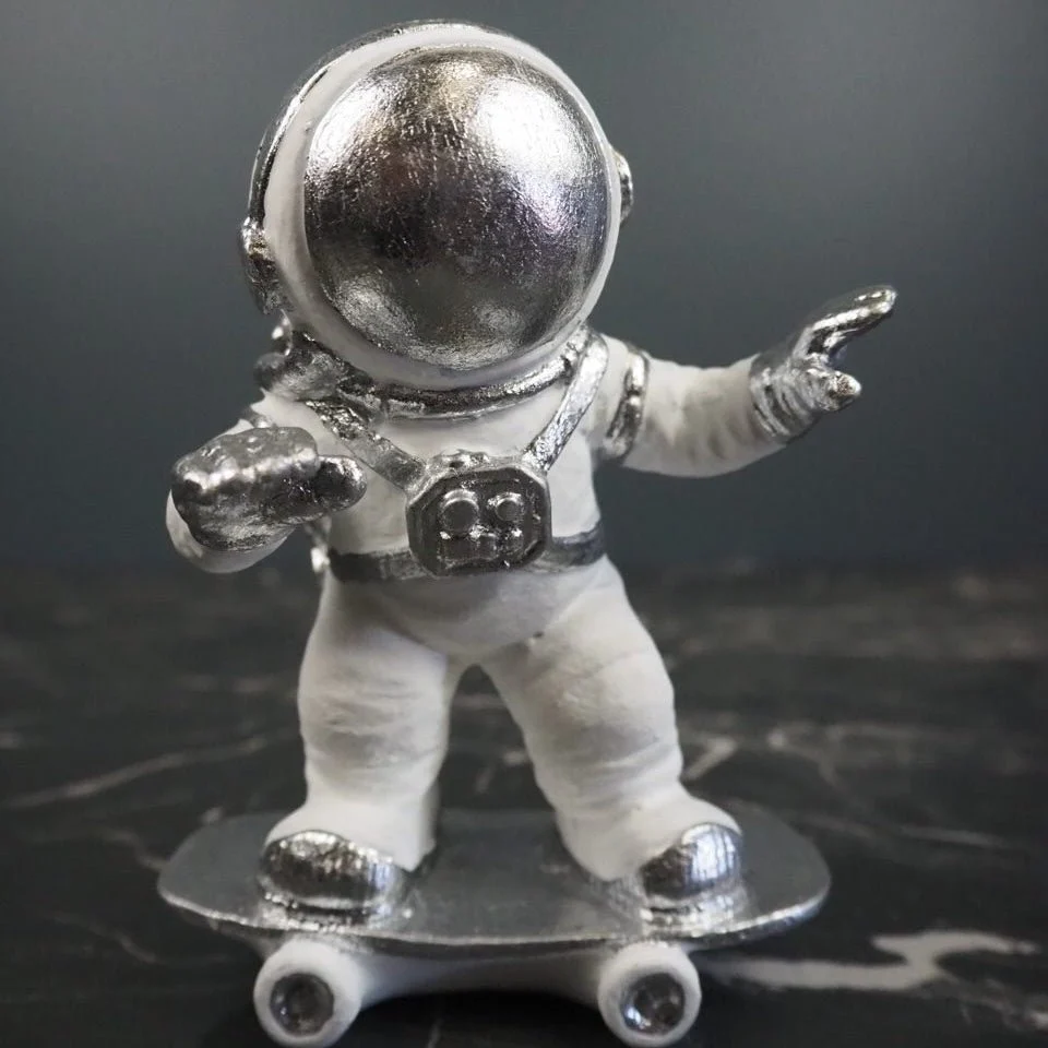 Astronaut på skateboard hvit