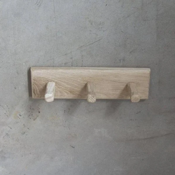 Knaggrekke i eik med 3 knagger - L 30 cm