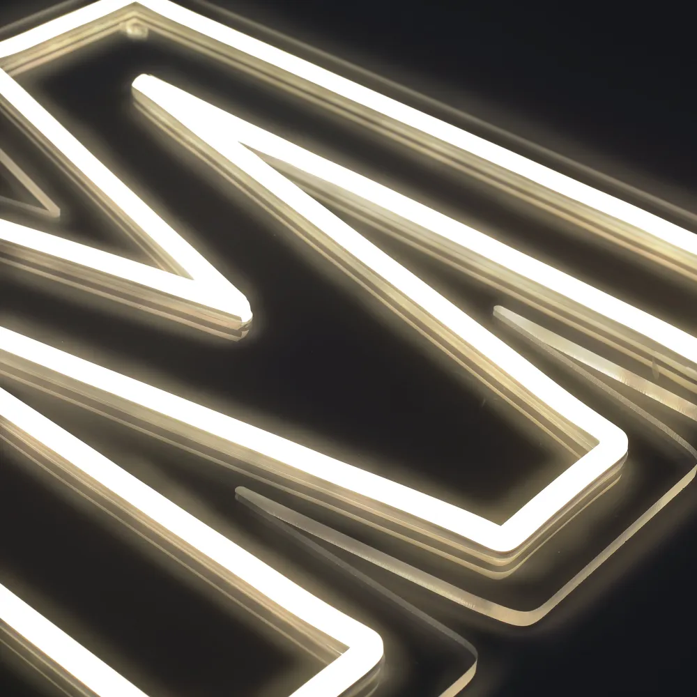 Bokstav M Neon Vegglampe