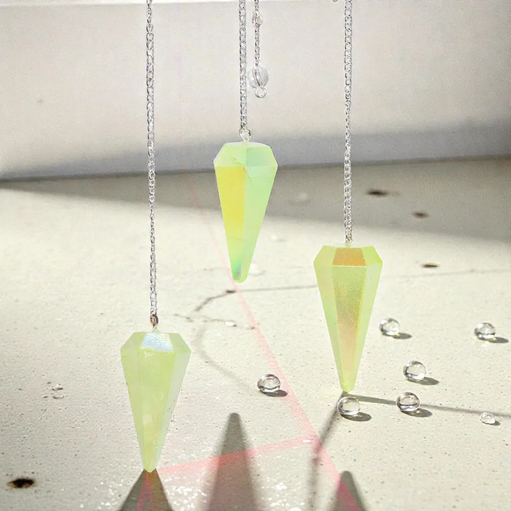 Sekssidet pendel – Aurora-krystall blek grønn – 4 cm