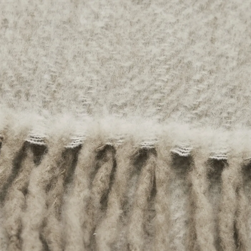 Essia pledd 170x130 cm. råhvit