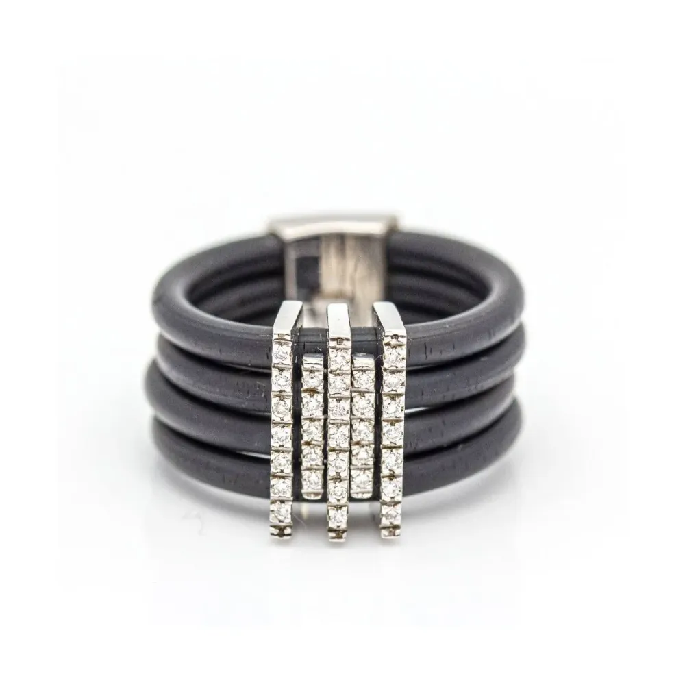 Ring - 18 kt hvitt gull, gummi og diamanter
